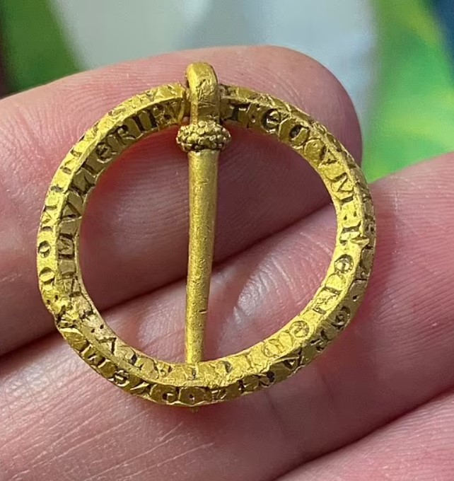 A detectorist found a very rare medieval gold brooch - a prayer amulet